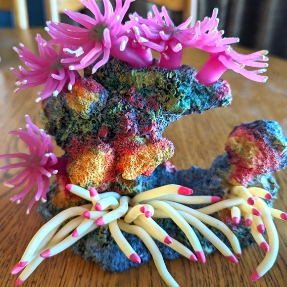 Aquarium decor lot, artificial Coral, gravel, artificial plants & shells - Picture 2 of 9